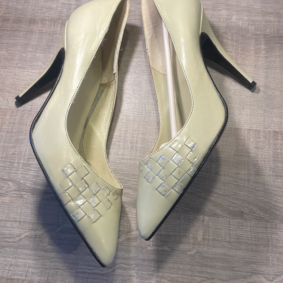 Rare brand new Vintage leather pumps. Pistachio soft butter leather. - Picture 5 of 9